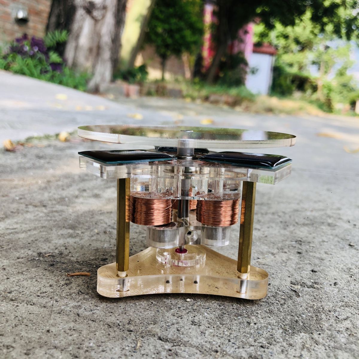 Light engine Mendocino Motor working in rainy day Overcast Solar motor geek science