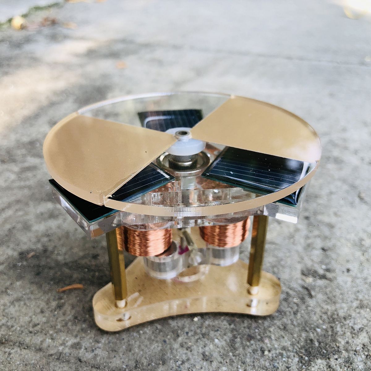 Light engine Mendocino Motor working in rainy day Overcast Solar motor geek science