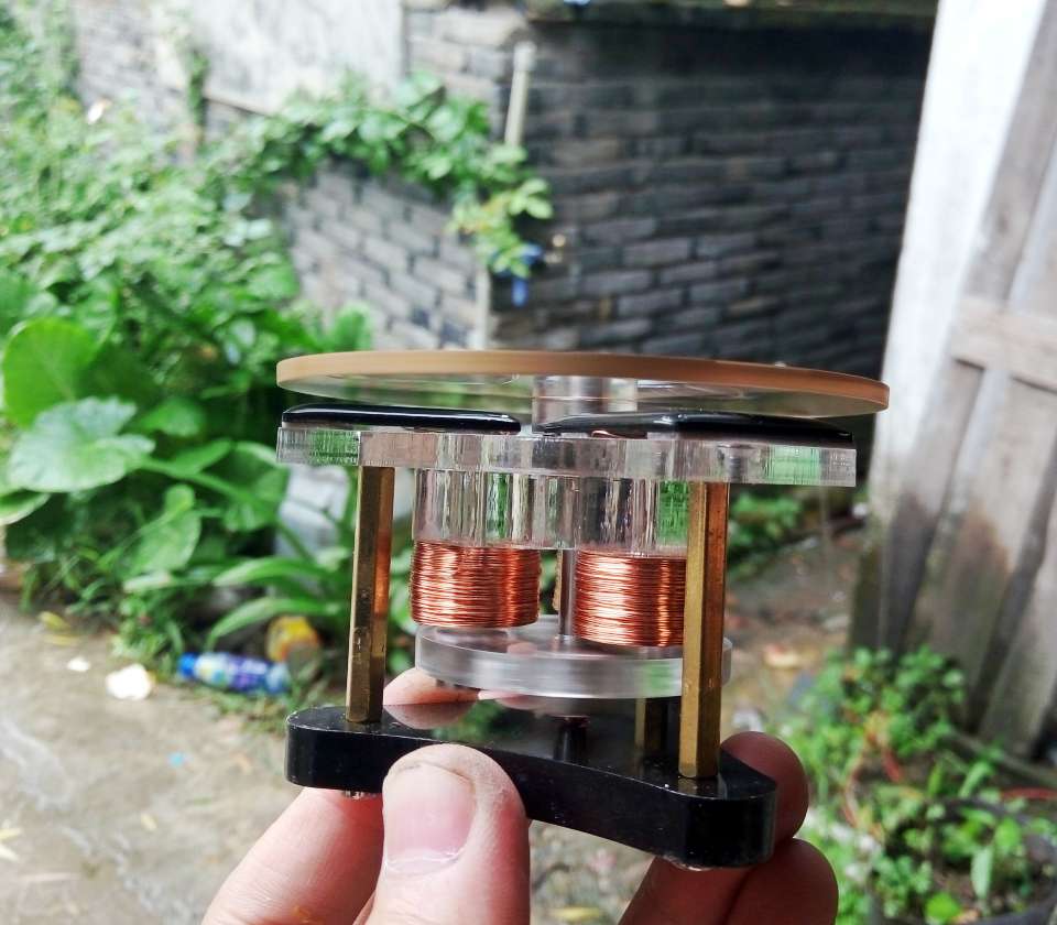Light engine Mendocino Motor working in rainy day Overcast Solar motor geek science